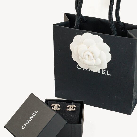 Chanel CC Pearl-Embellished Gold-Tone Stud Earrings - Picture 4 of 4